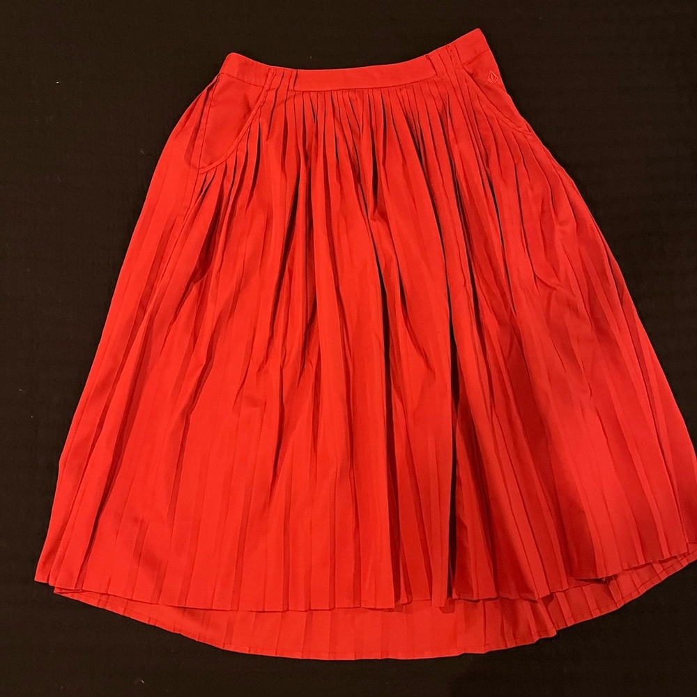 VOLCOLM • Rust orange pleated skirt